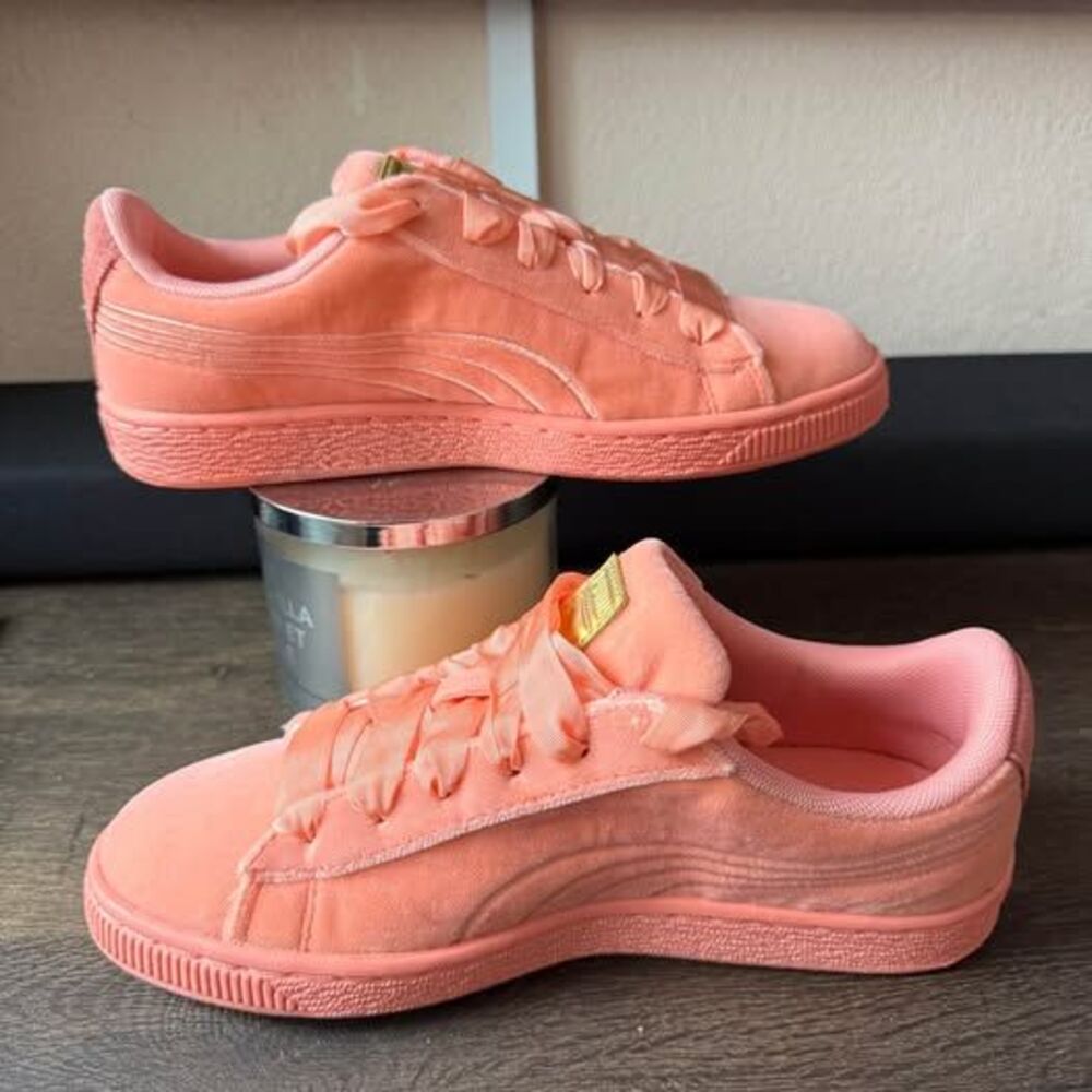 NEW IN BOX Puma Velour Sneakers Girls size 5